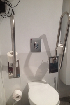Beugelset bij het toilet in de hoofdbadkamer