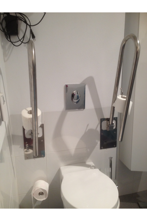 Sttz- und Haltegriffe  auf der Toilette im master-Badezimmer